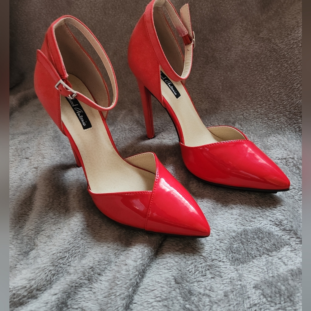 NWOT Woman's Heel Shoes Size 7
